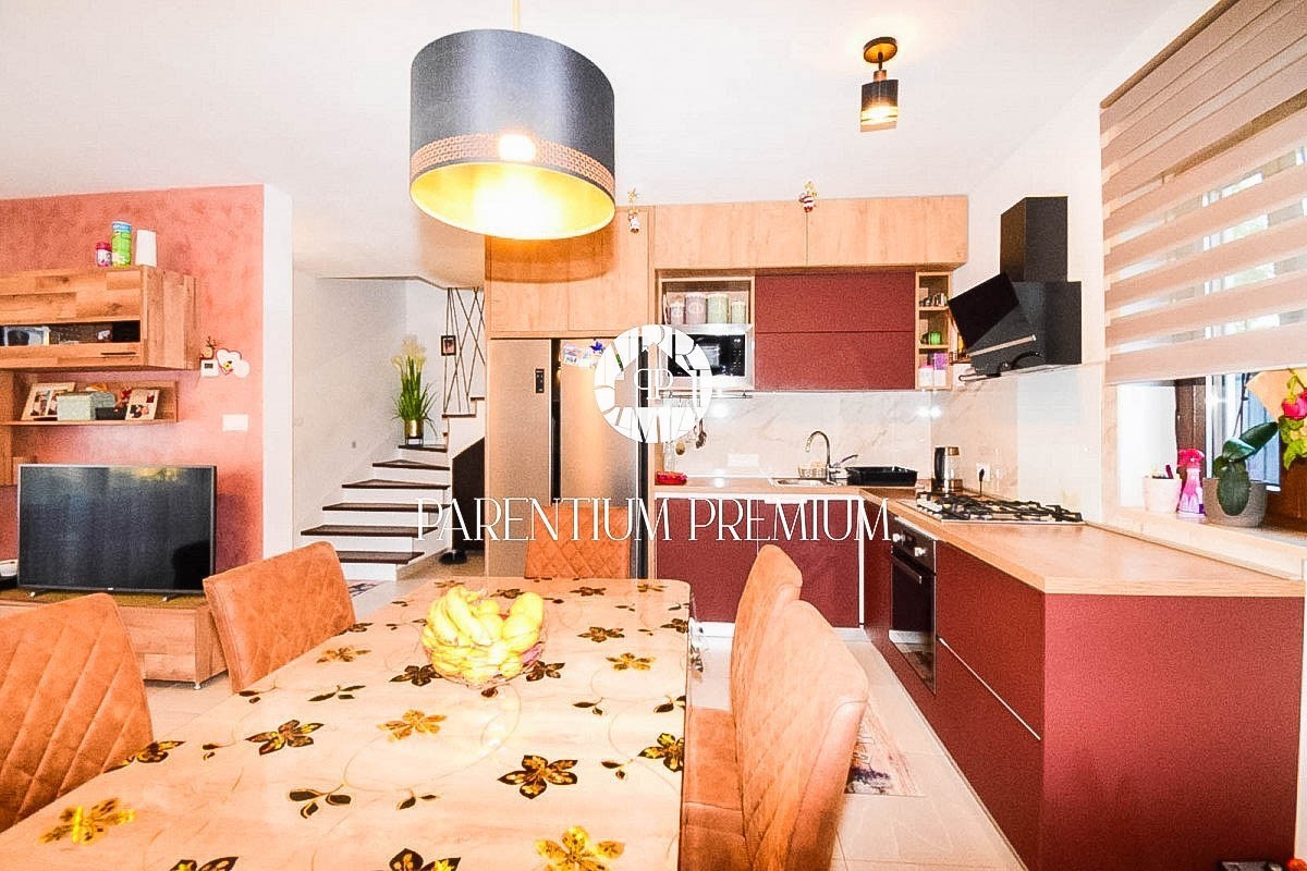 Moderna casa a schiera completamente attrezzata con cortile