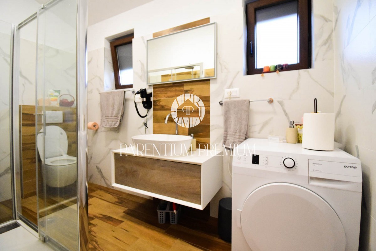 Moderna casa a schiera completamente attrezzata con cortile