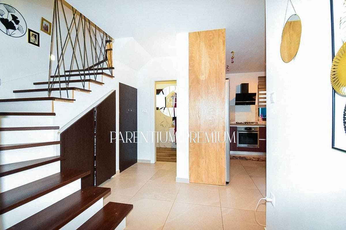 Moderna casa a schiera completamente attrezzata con cortile