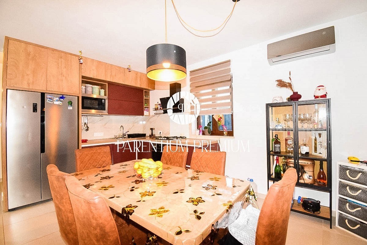 Moderna casa a schiera completamente attrezzata con cortile