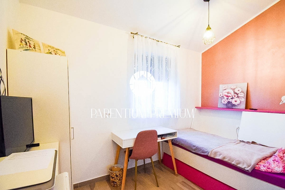 Moderna casa a schiera completamente attrezzata con cortile