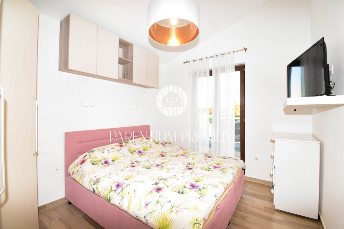 Moderna casa a schiera completamente attrezzata con cortile