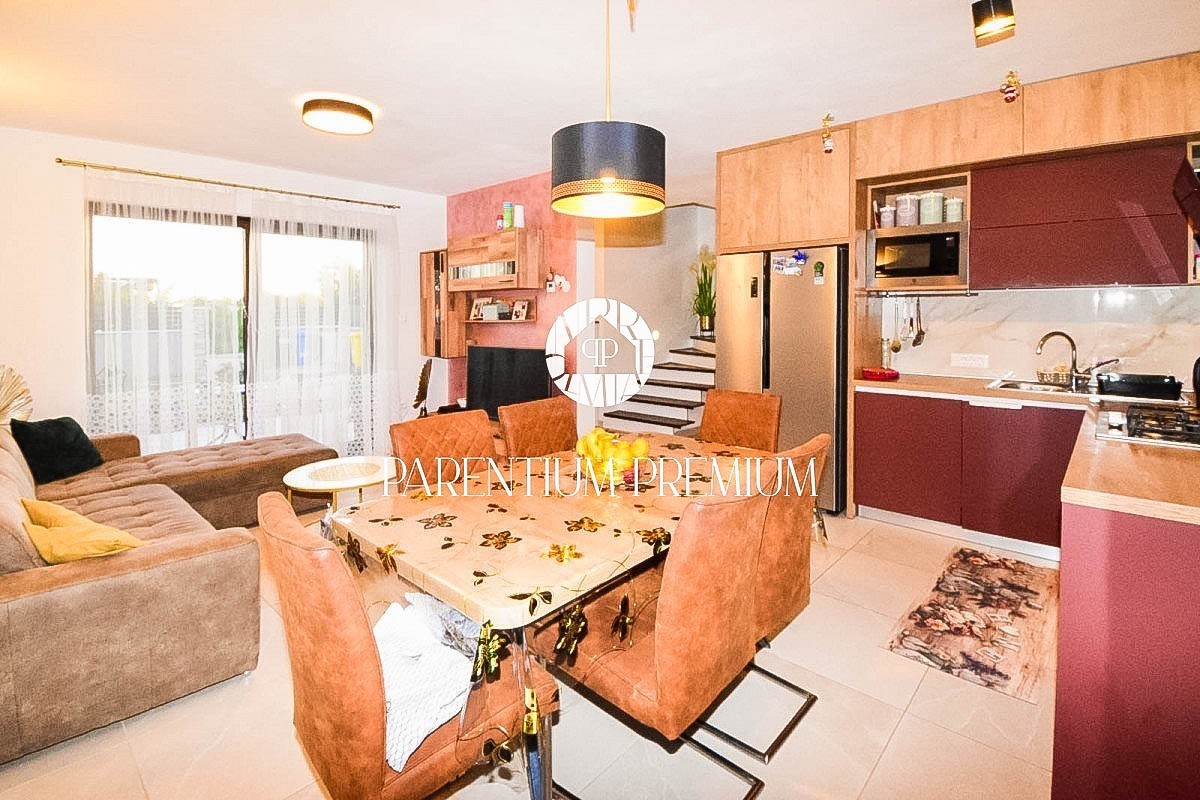 Moderna casa a schiera completamente attrezzata con cortile