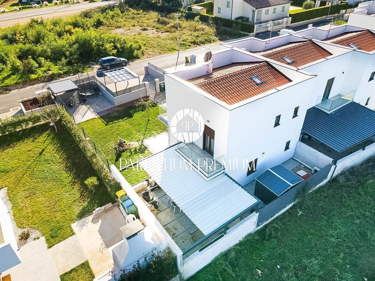 Moderna casa a schiera completamente attrezzata con cortile
