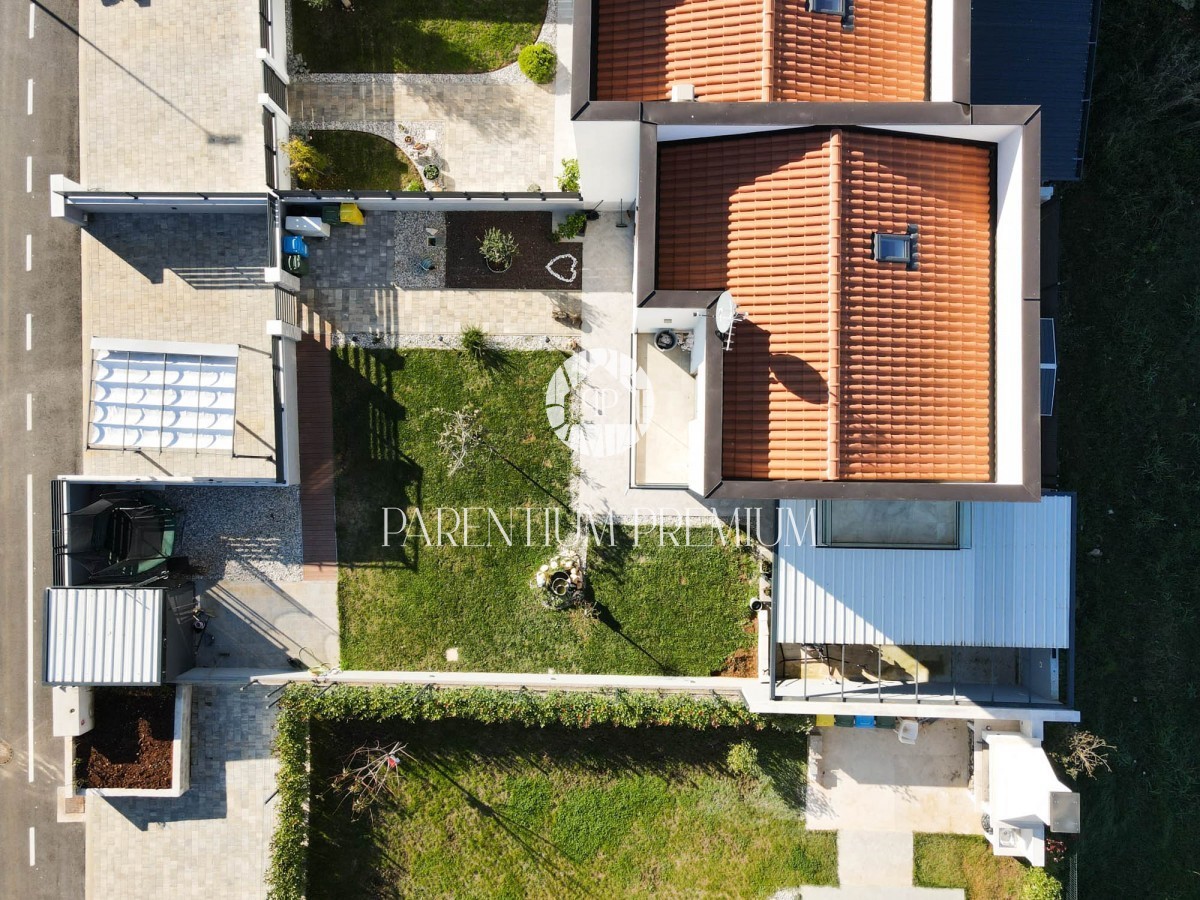 Moderna casa a schiera completamente attrezzata con cortile