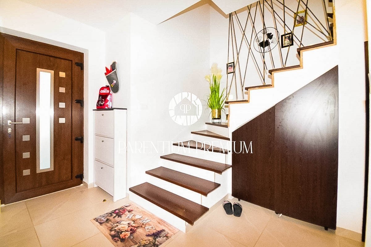 Moderna casa a schiera completamente attrezzata con cortile