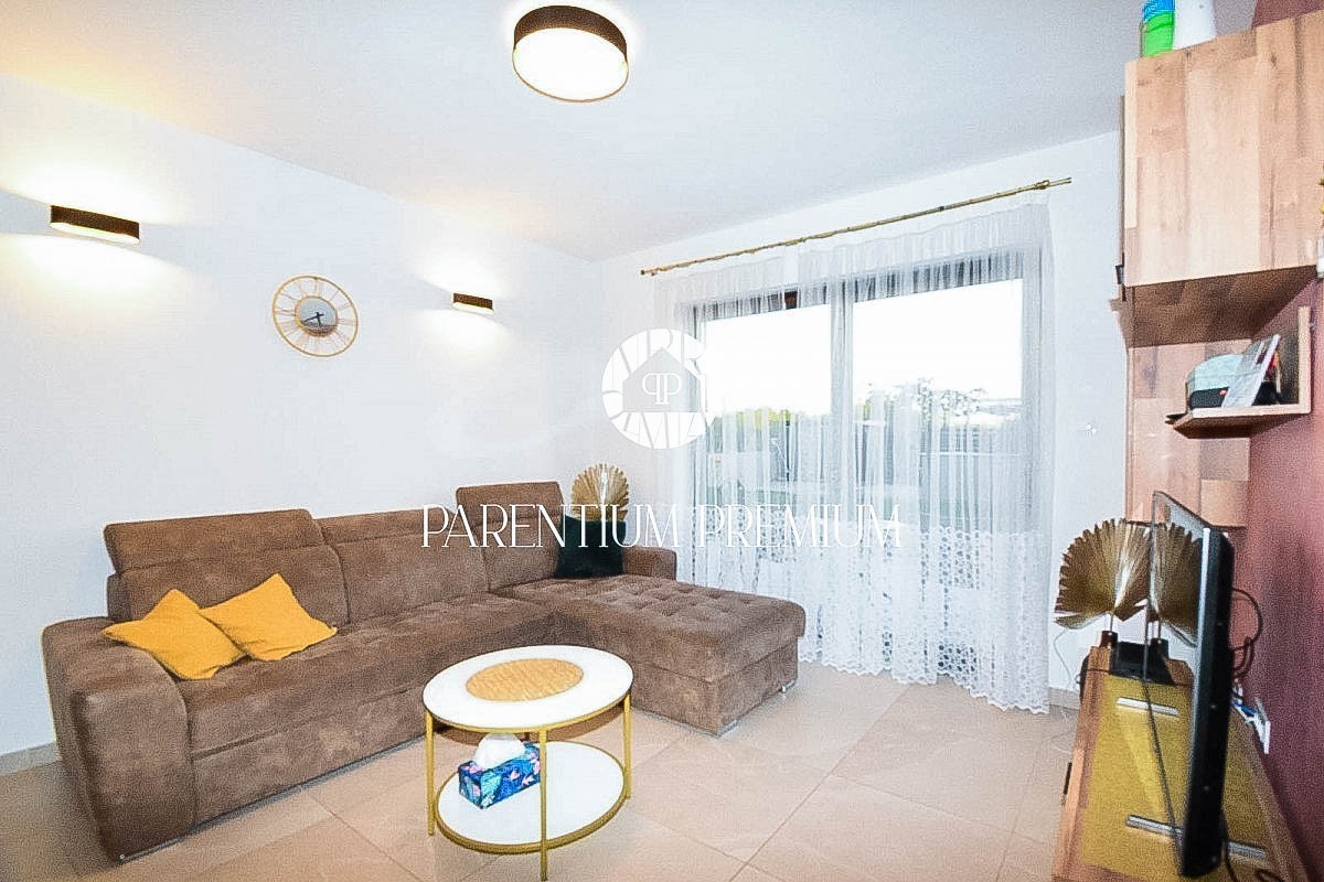 Moderna casa a schiera completamente attrezzata con cortile