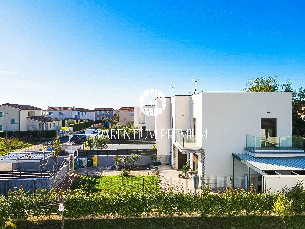 Moderna casa a schiera completamente attrezzata con cortile