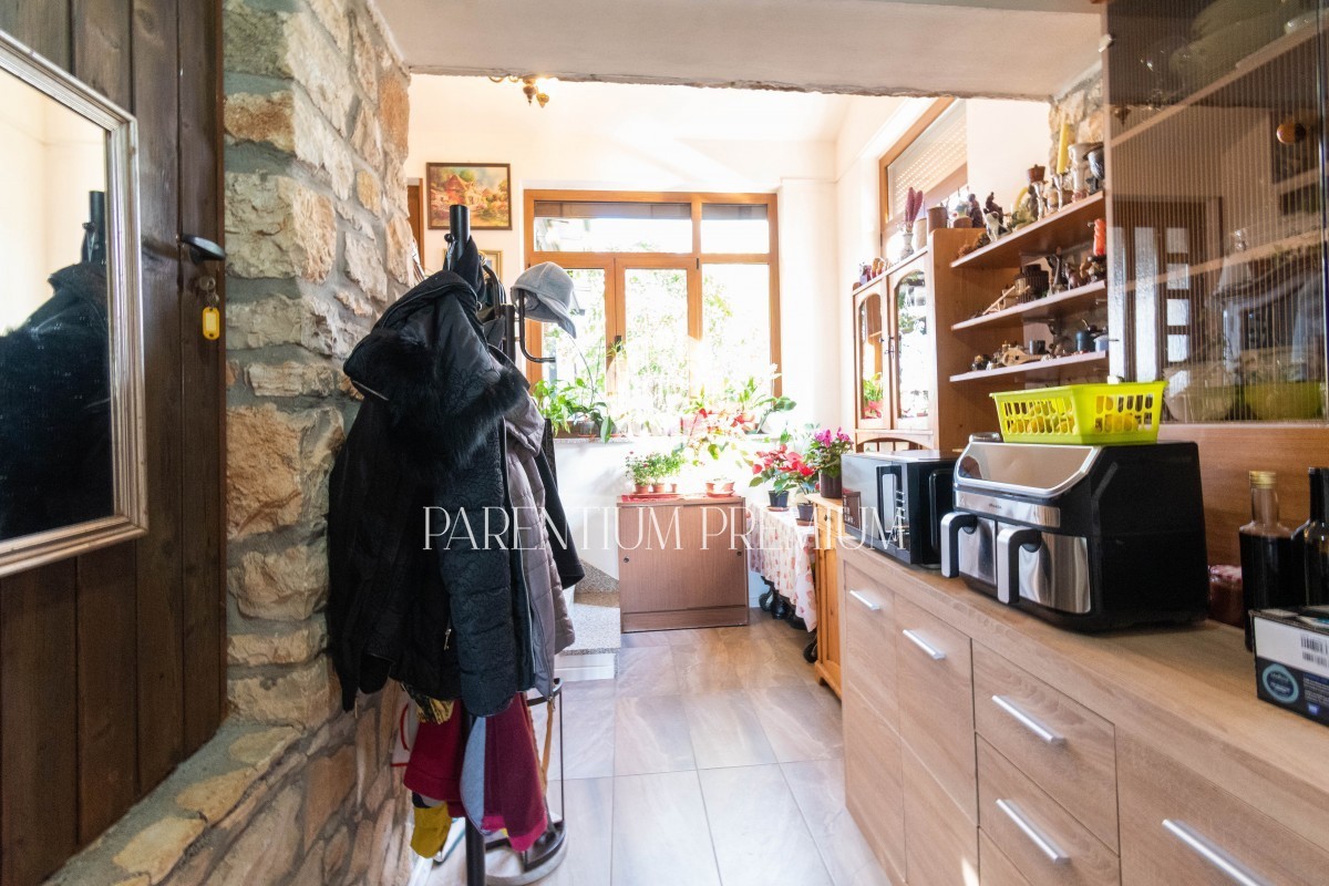 Una bella casa in pietra completamente ristrutturata in un tranquillo villaggio istriano con un ampio cortile
