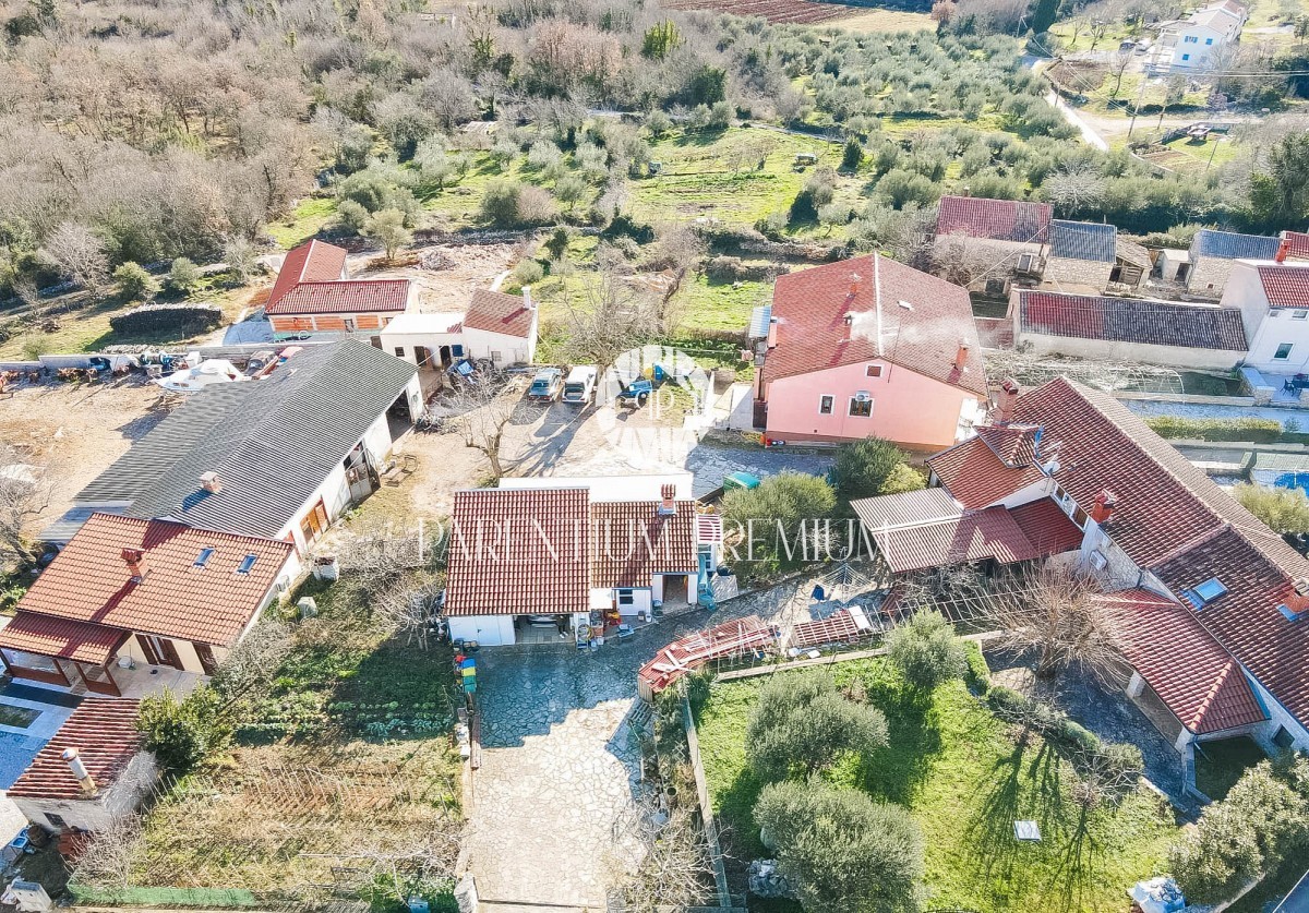 Una bella casa in pietra completamente ristrutturata in un tranquillo villaggio istriano con un ampio cortile