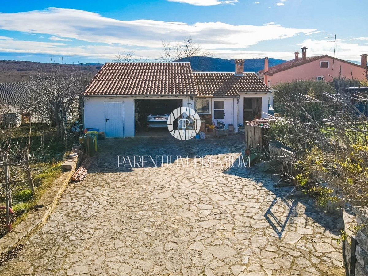Una bella casa in pietra completamente ristrutturata in un tranquillo villaggio istriano con un ampio cortile