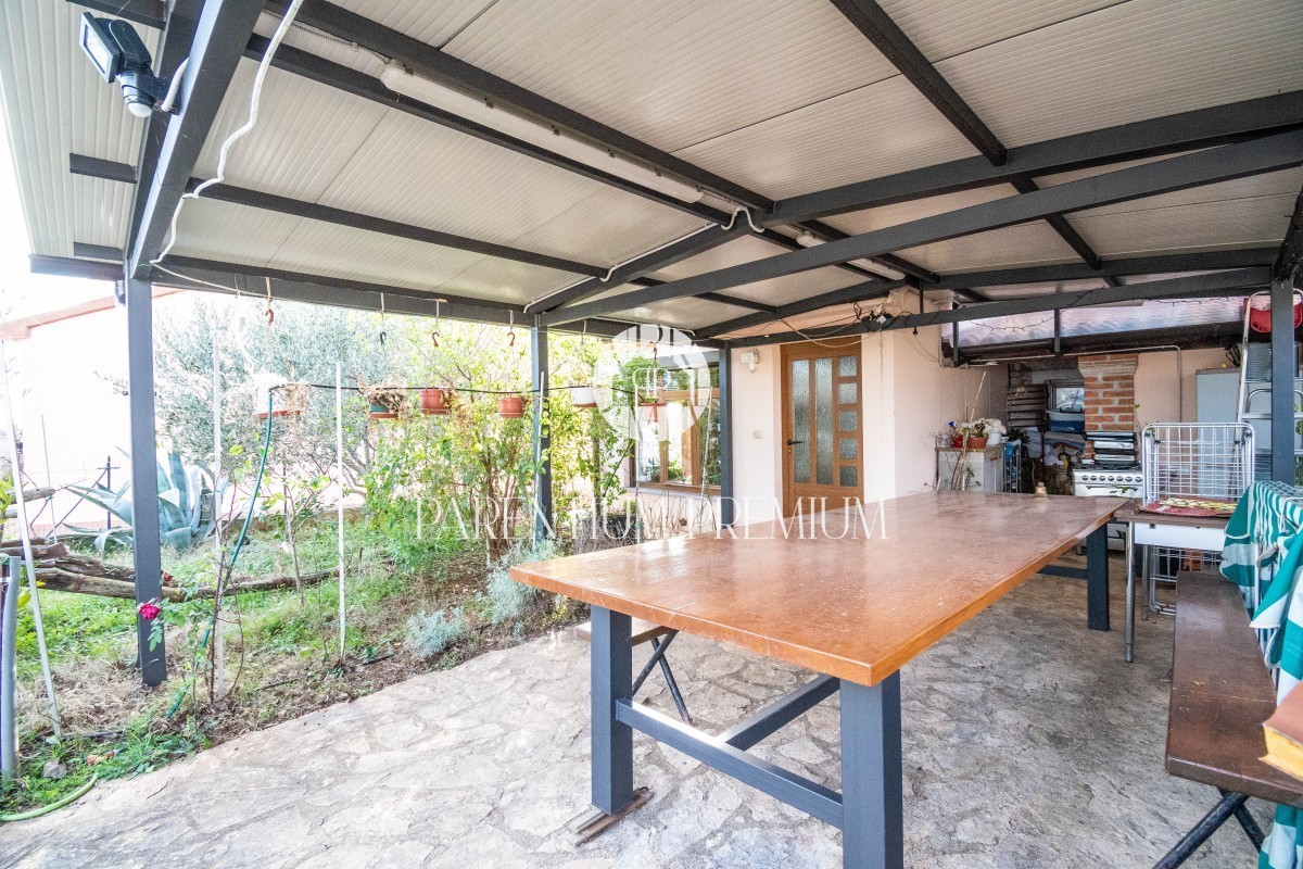 Una bella casa in pietra completamente ristrutturata in un tranquillo villaggio istriano con un ampio cortile