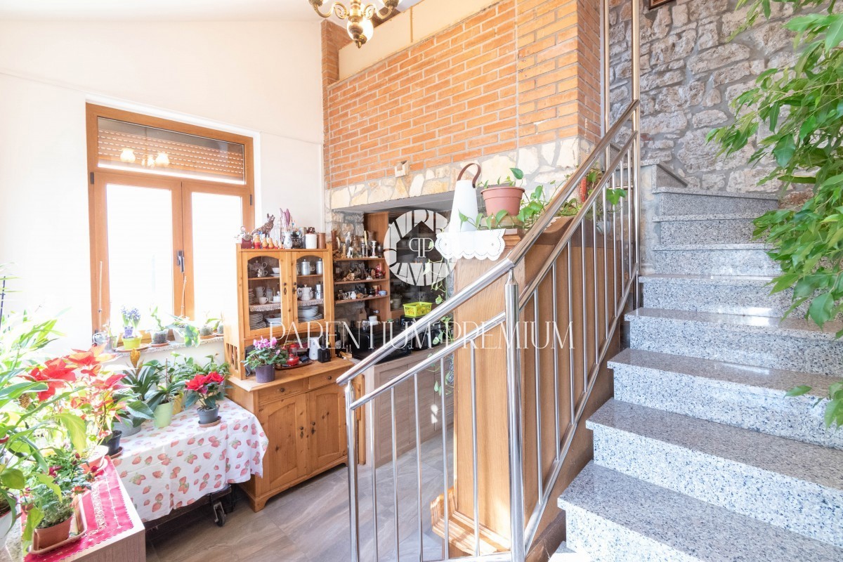 Una bella casa in pietra completamente ristrutturata in un tranquillo villaggio istriano con un ampio cortile