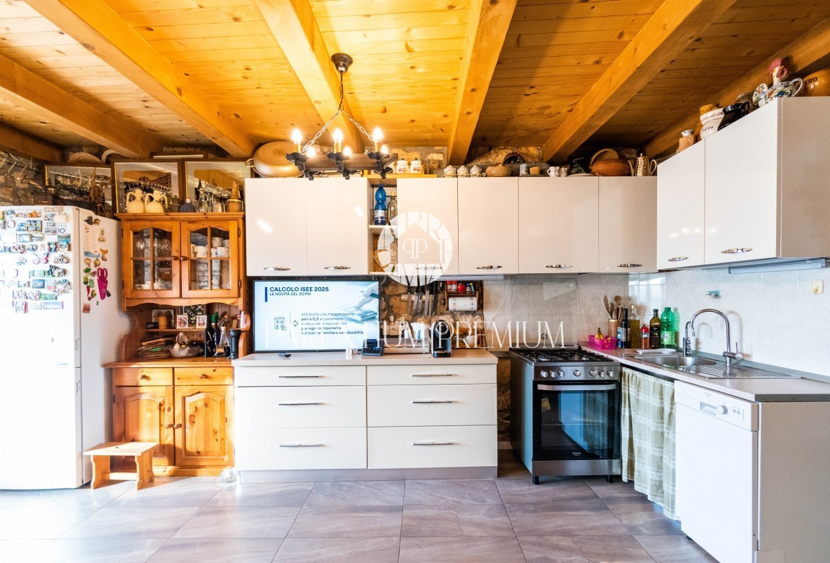 Una bella casa in pietra completamente ristrutturata in un tranquillo villaggio istriano con un ampio cortile