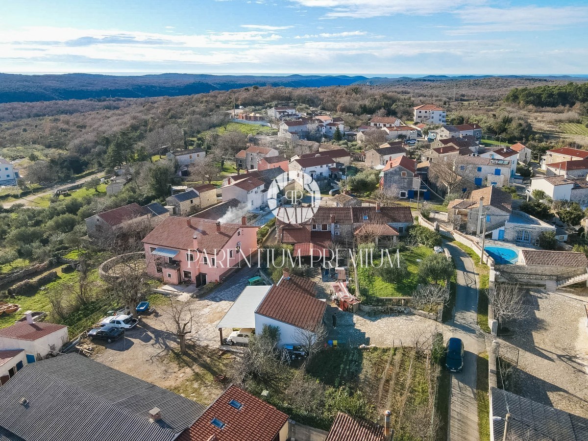 Una bella casa in pietra completamente ristrutturata in un tranquillo villaggio istriano con un ampio cortile