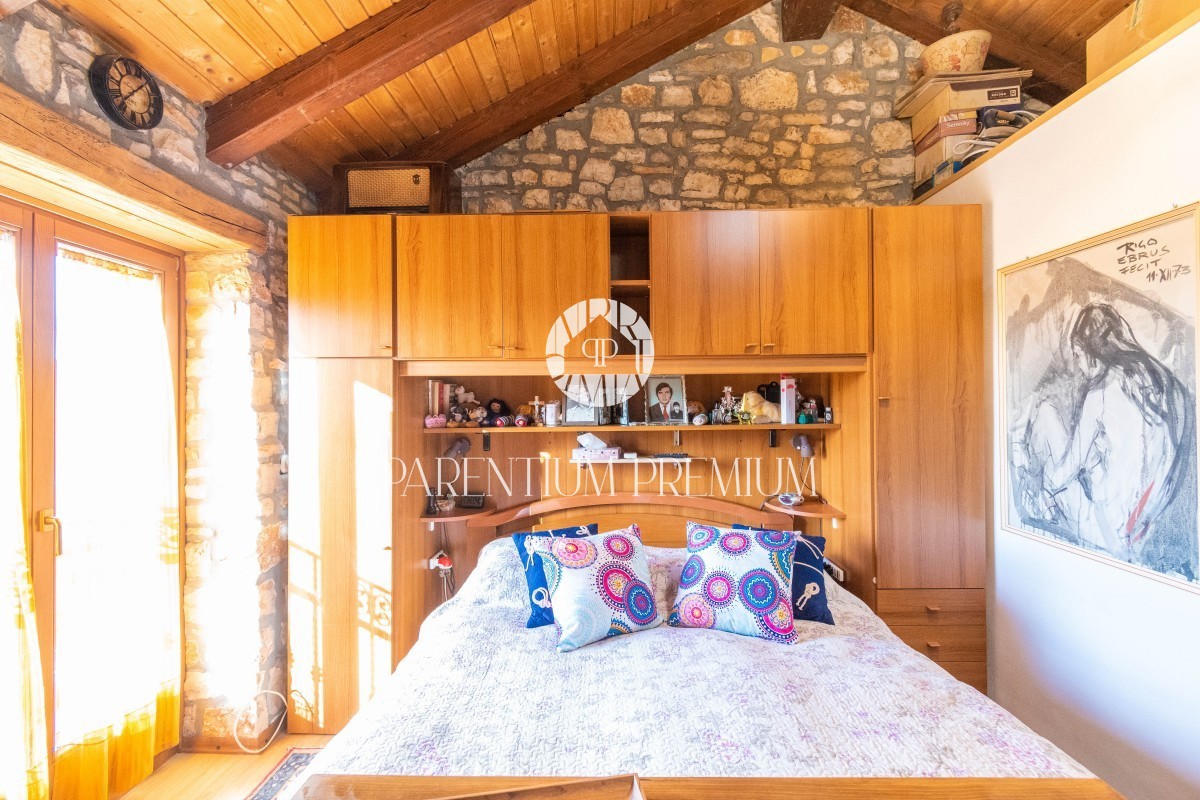 Una bella casa in pietra completamente ristrutturata in un tranquillo villaggio istriano con un ampio cortile