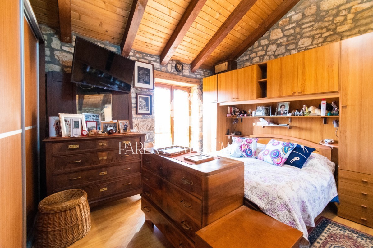Una bella casa in pietra completamente ristrutturata in un tranquillo villaggio istriano con un ampio cortile
