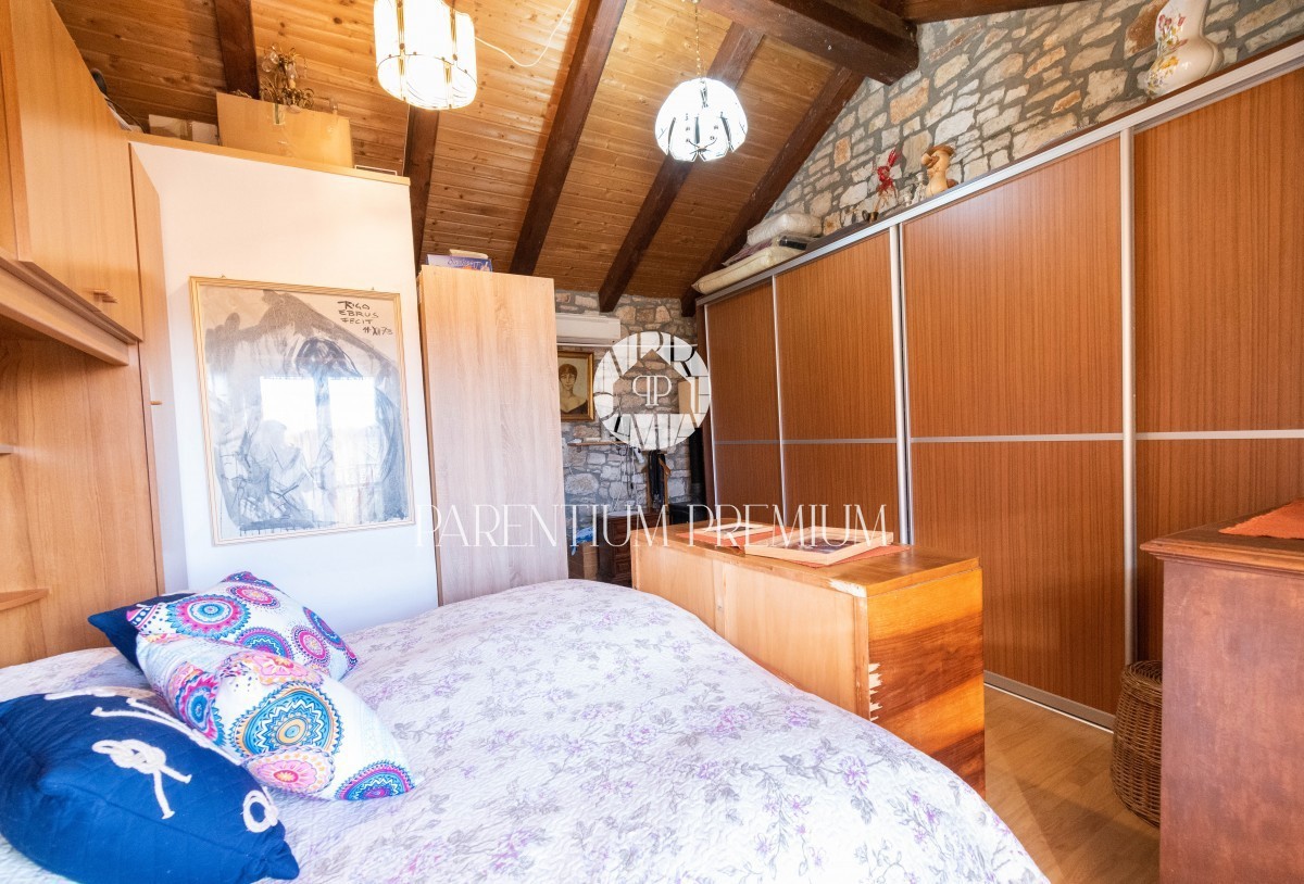 Una bella casa in pietra completamente ristrutturata in un tranquillo villaggio istriano con un ampio cortile