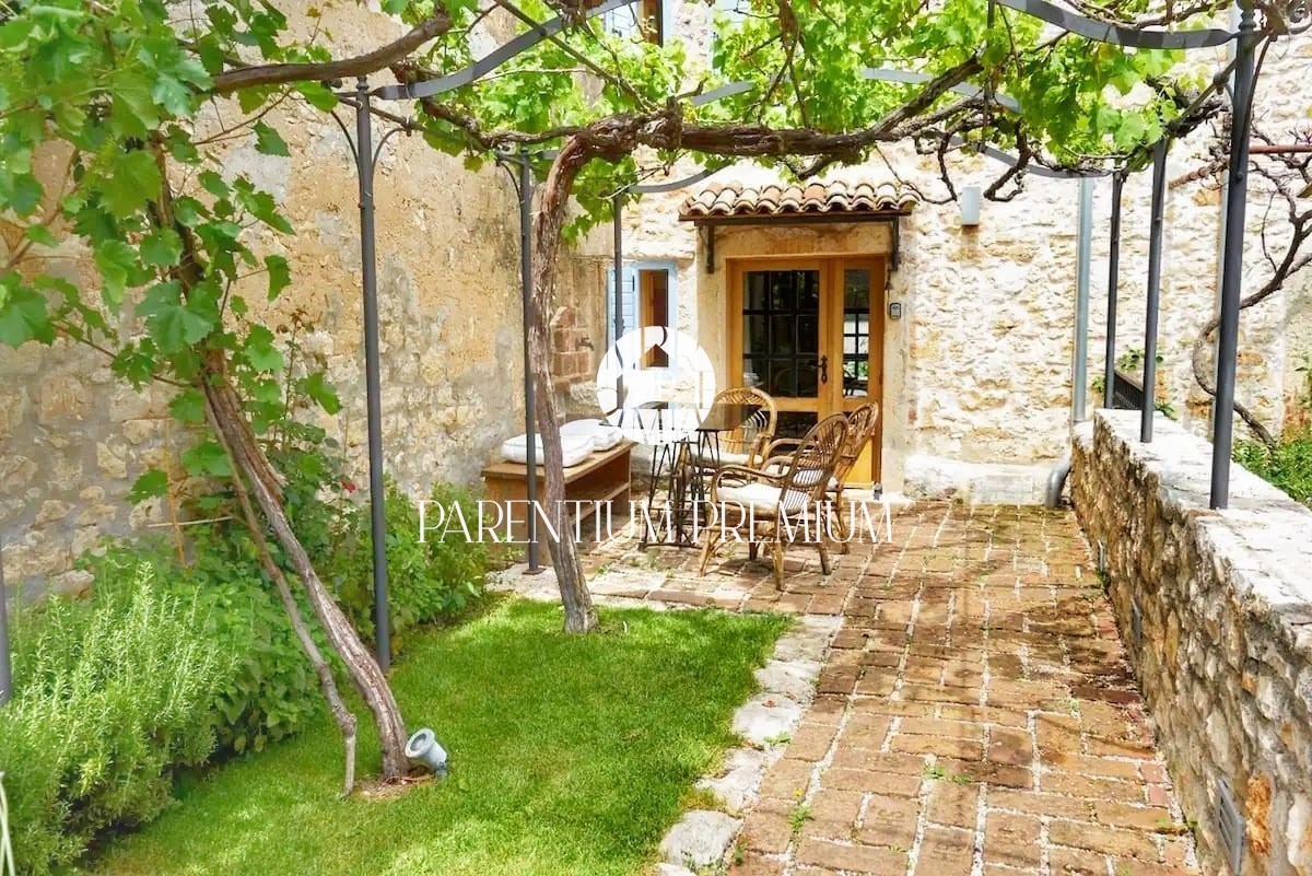 Bella casa in pietra in un posto tranquillo non lontano dal mare