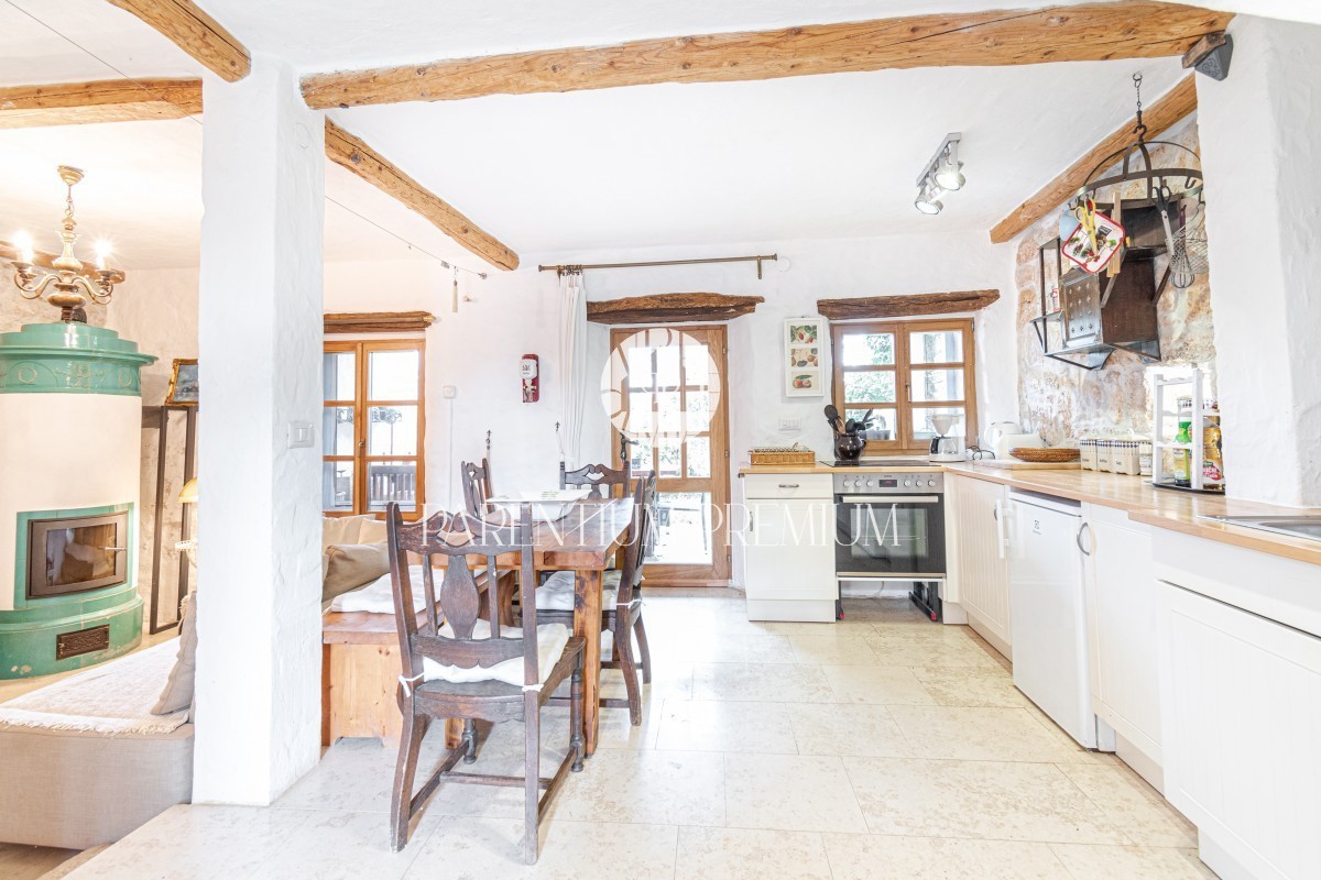 Bella casa in pietra in un posto tranquillo non lontano dal mare