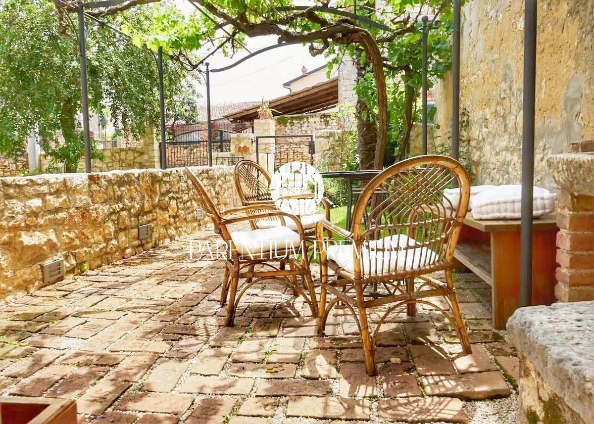 Bella casa in pietra in un posto tranquillo non lontano dal mare
