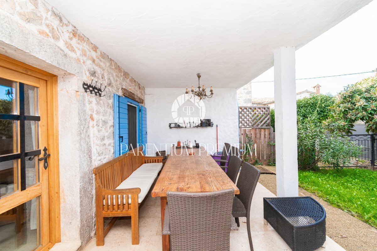 Bella casa in pietra in un posto tranquillo non lontano dal mare