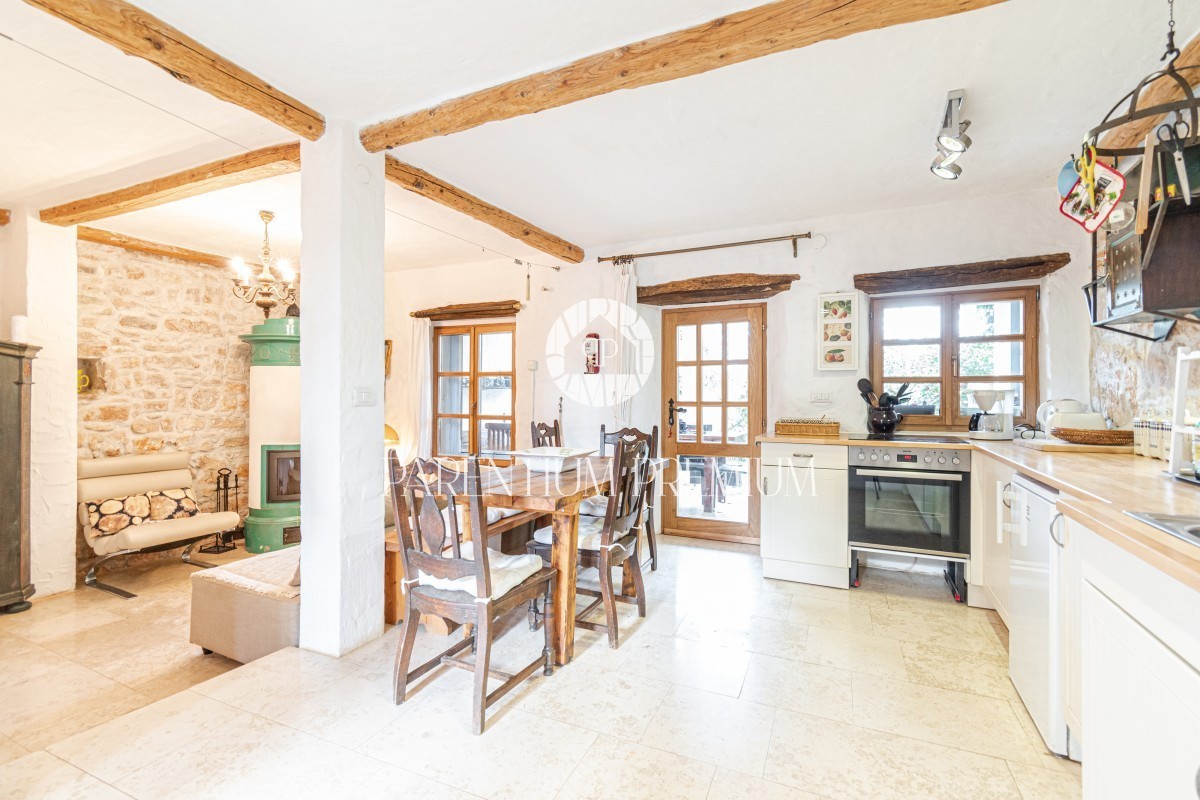 Bella casa in pietra in un posto tranquillo non lontano dal mare