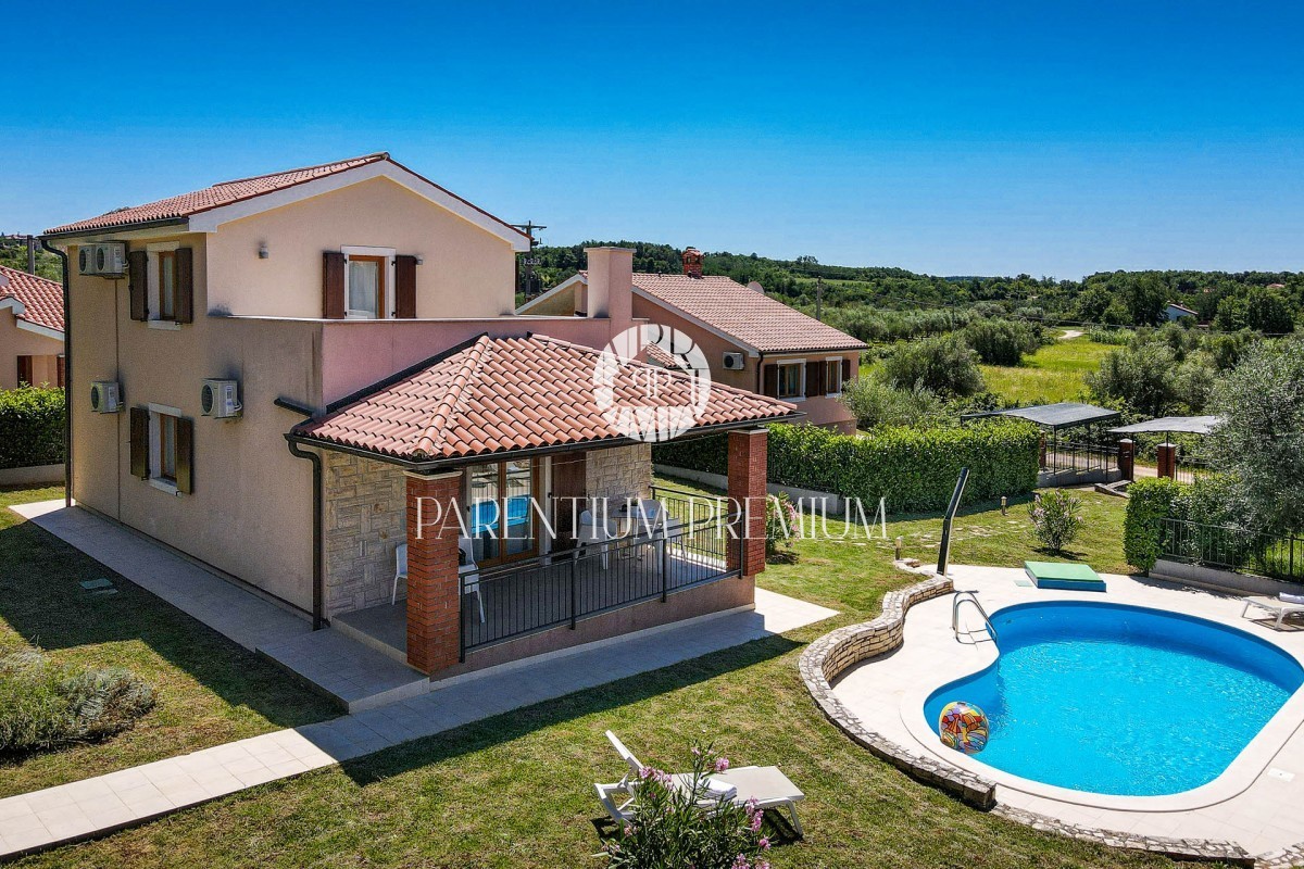 Una bella casa con piscina non lontano da Parenzo