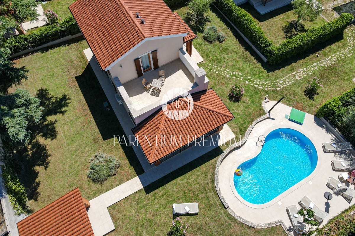 Una bella casa con piscina non lontano da Parenzo