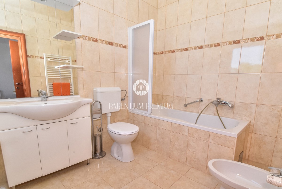 Esclusiva! Casa bifamiliare con piscina e vista mare