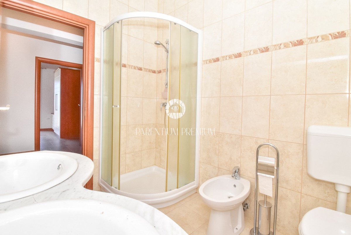 Esclusiva! Casa bifamiliare con piscina e vista mare