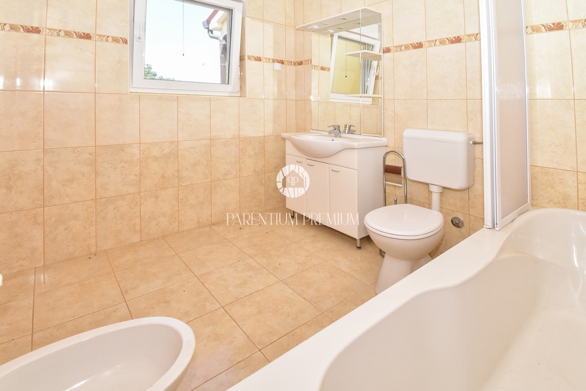 Esclusiva! Casa bifamiliare con piscina e vista mare