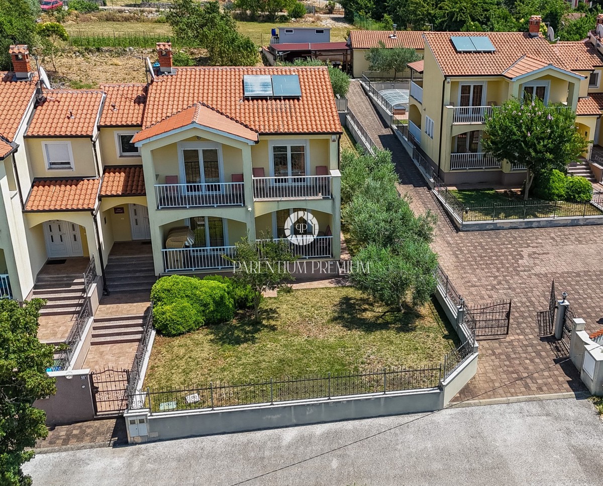 Esclusiva! Casa bifamiliare con piscina e vista mare