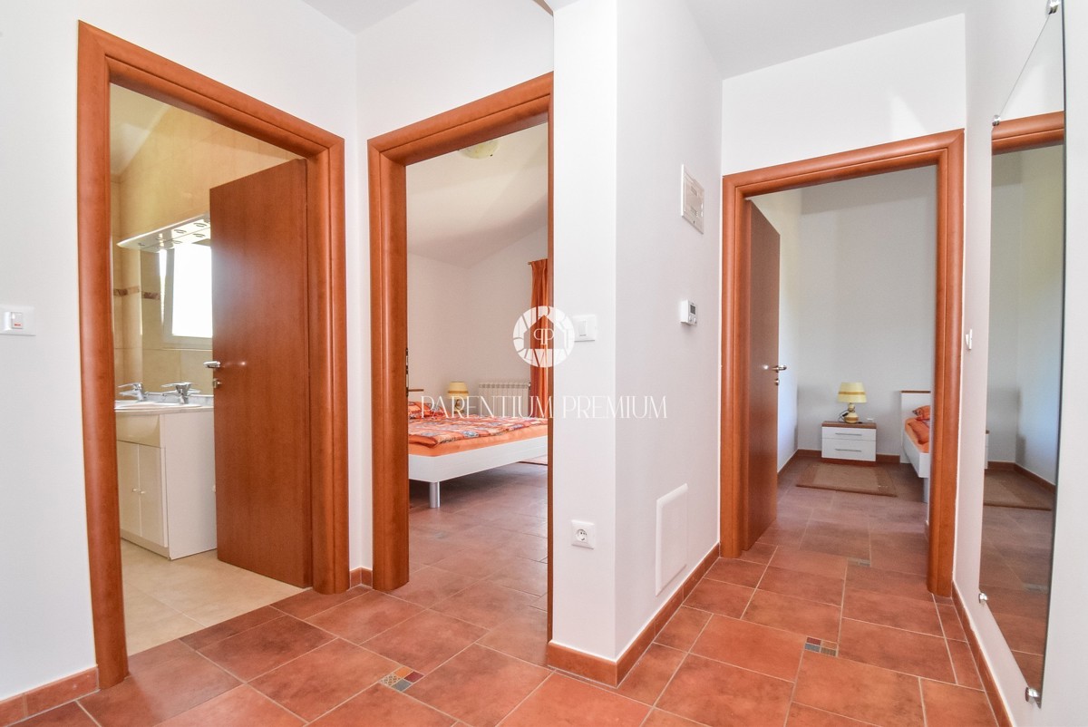 Esclusiva! Casa bifamiliare con piscina e vista mare