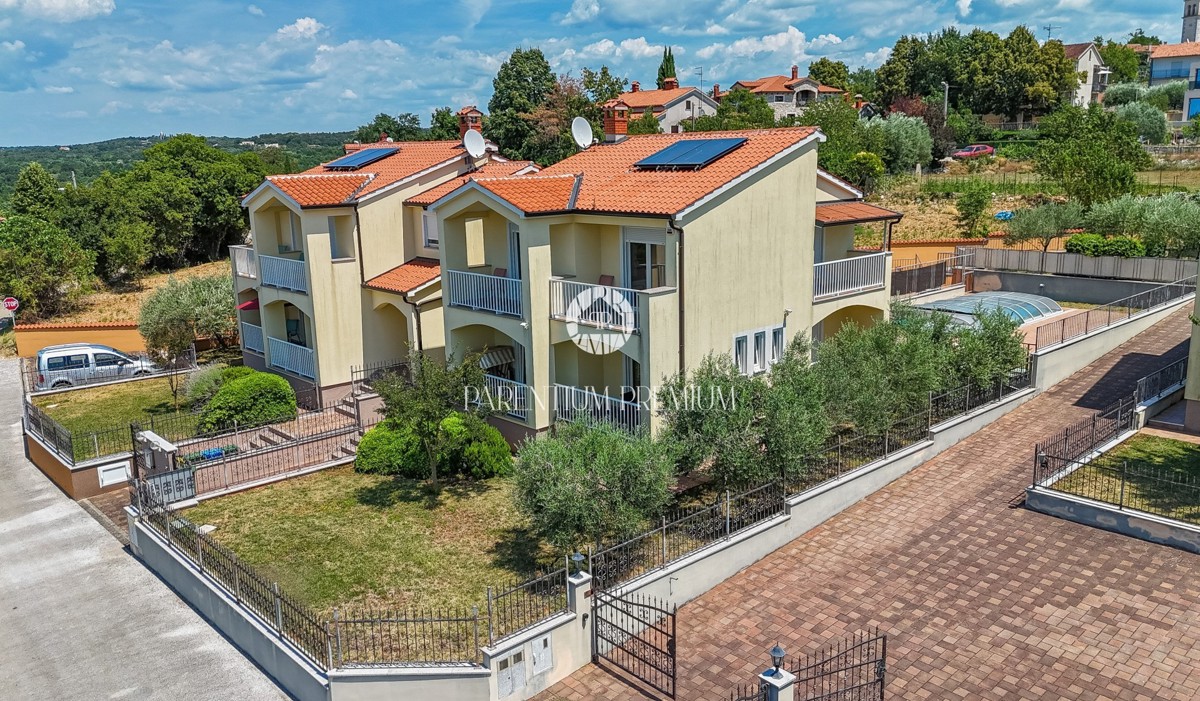 Esclusiva! Casa bifamiliare con piscina e vista mare