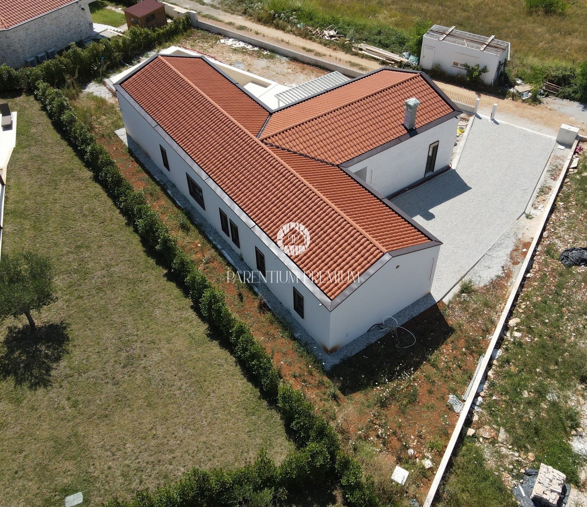 Casa attraente con piscina e garage in una zona tranquilla