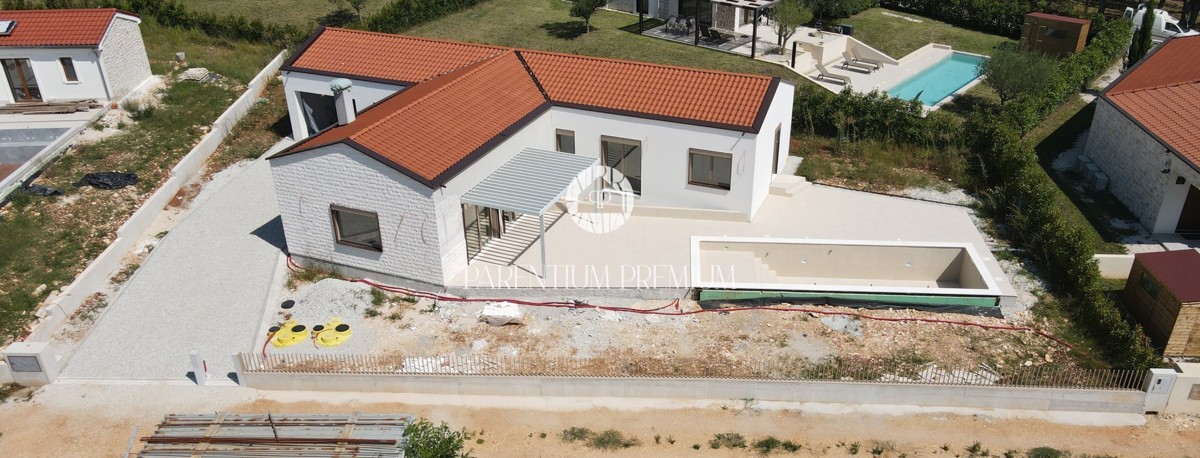 Casa attraente con piscina e garage in una zona tranquilla