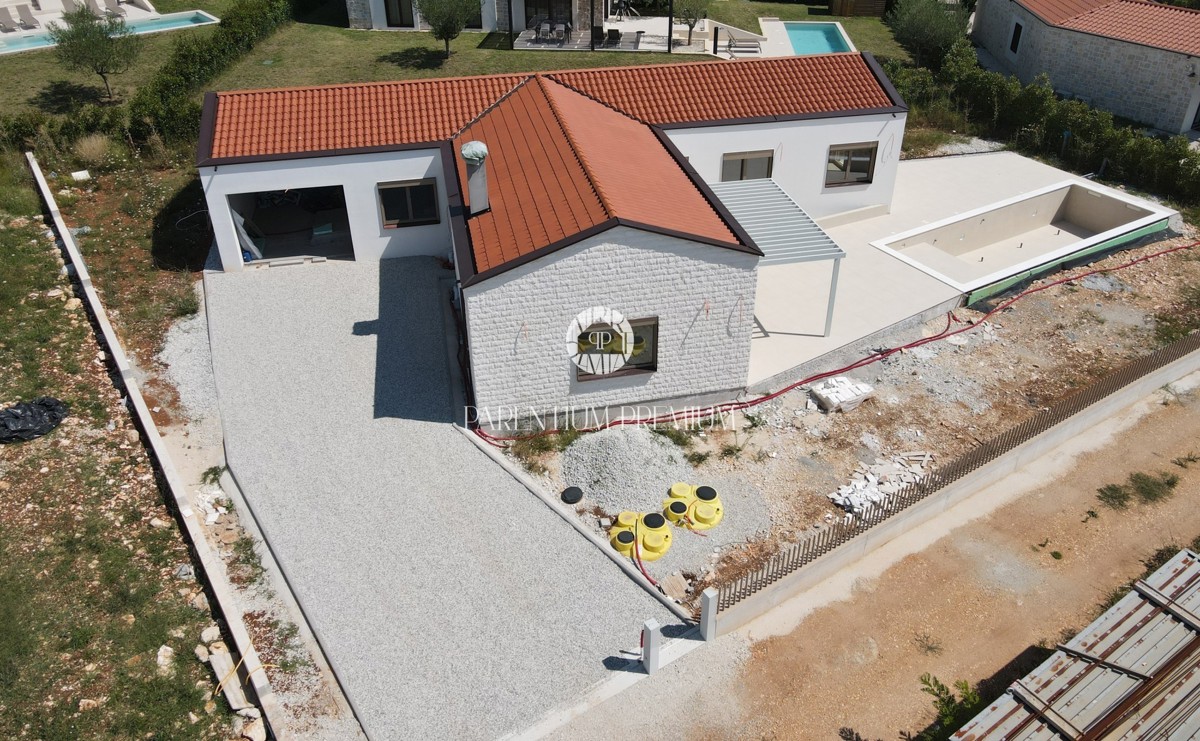Casa attraente con piscina e garage in una zona tranquilla