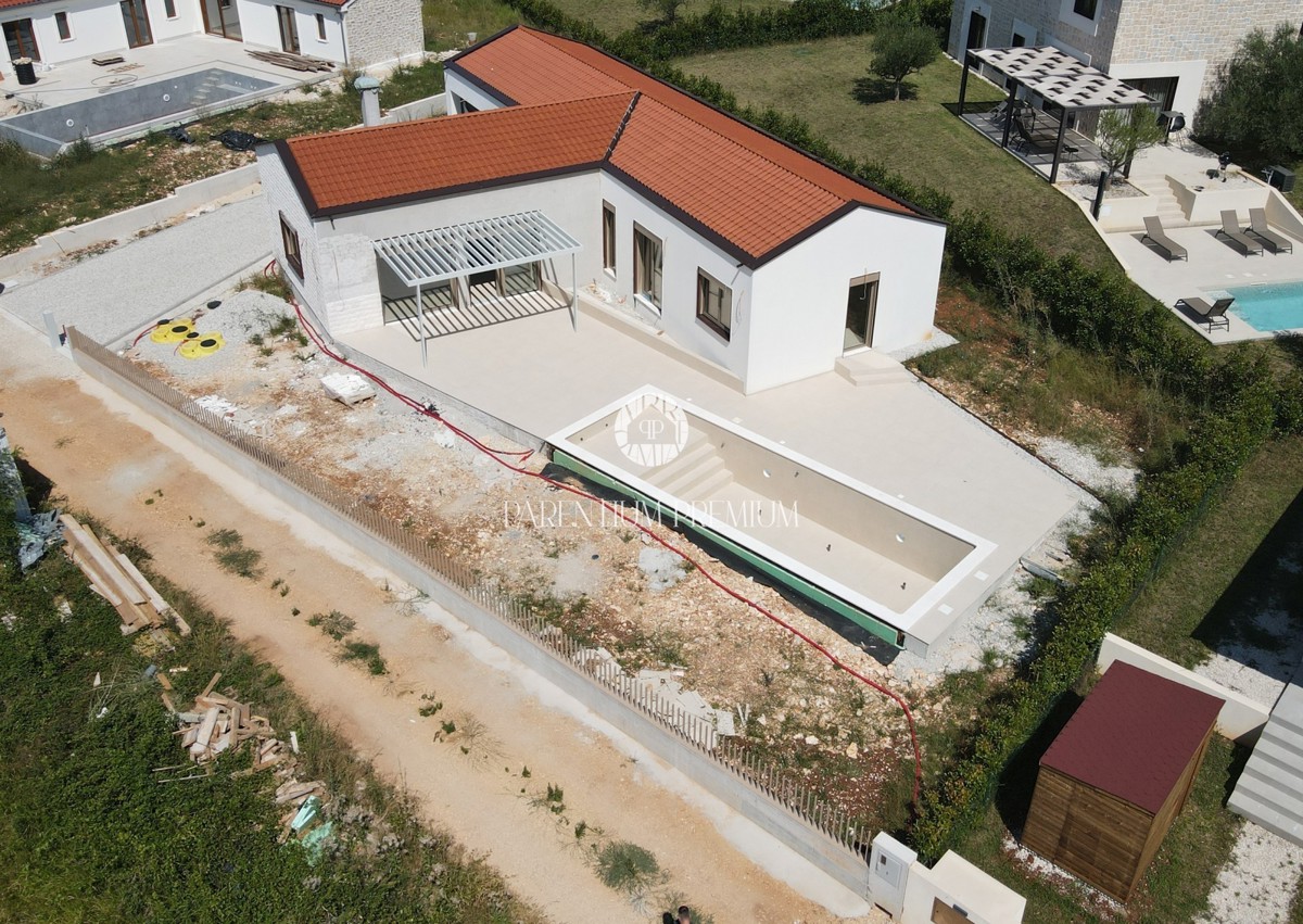 Casa attraente con piscina e garage in una zona tranquilla
