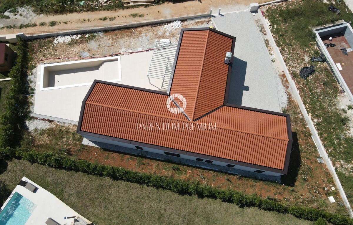 Casa attraente con piscina e garage in una zona tranquilla