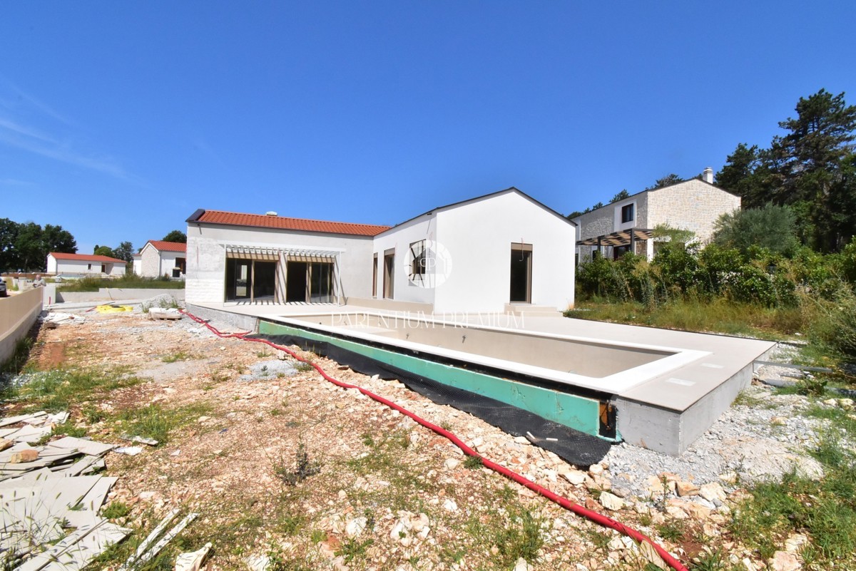 Casa attraente con piscina e garage in una zona tranquilla