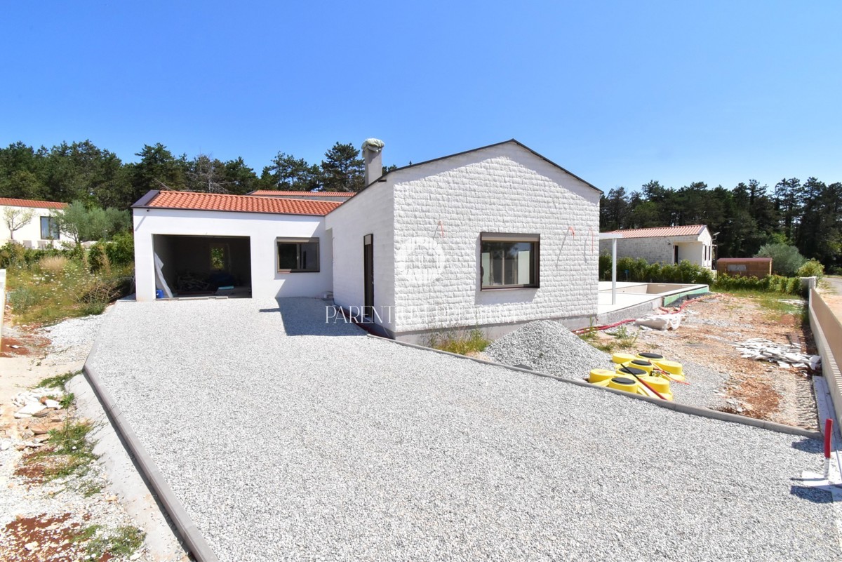 Casa attraente con piscina e garage in una zona tranquilla
