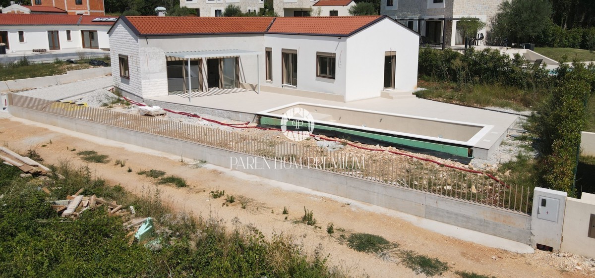 Casa attraente con piscina e garage in una zona tranquilla