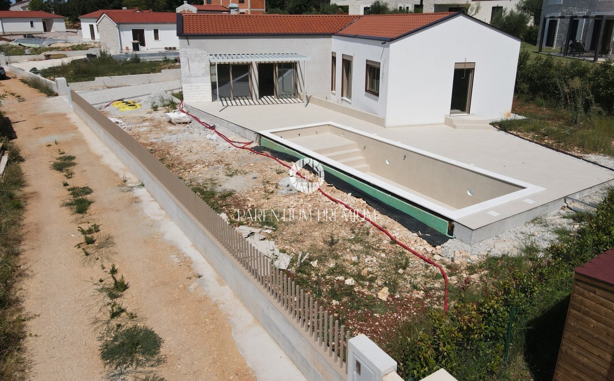 Casa attraente con piscina e garage in una zona tranquilla