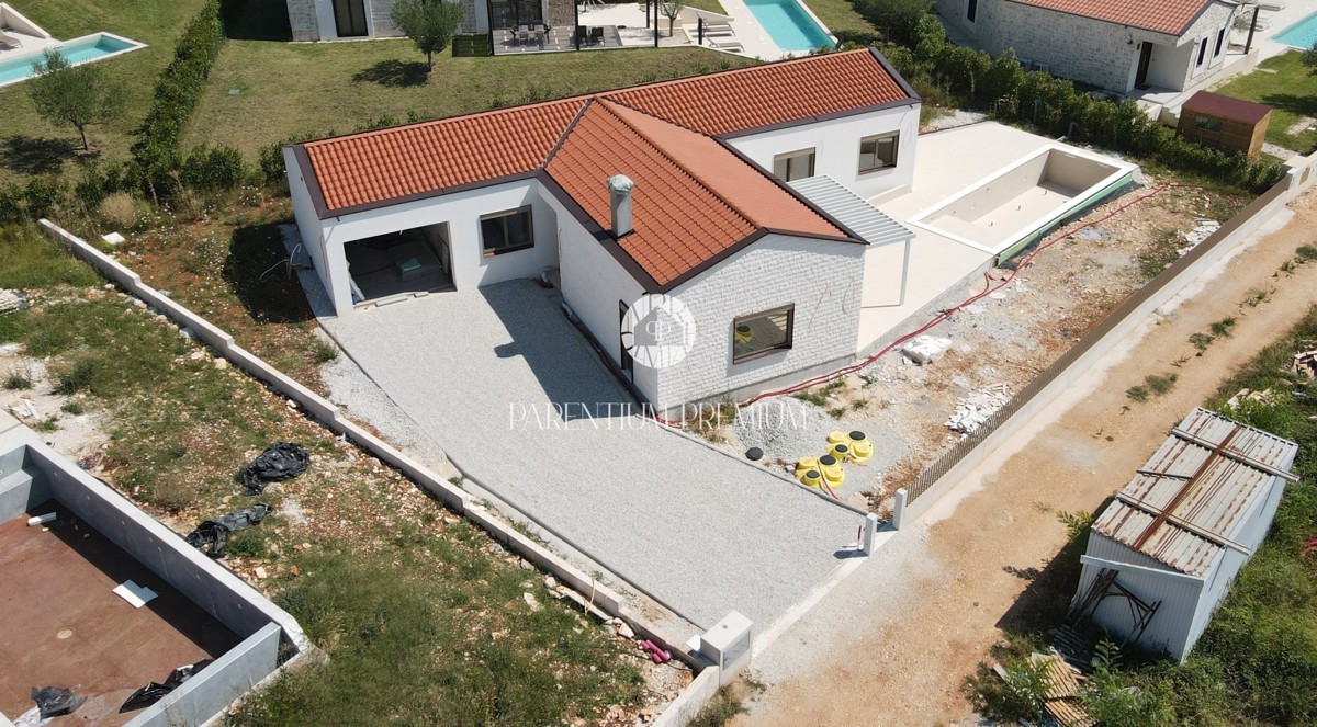 Casa attraente con piscina e garage in una zona tranquilla