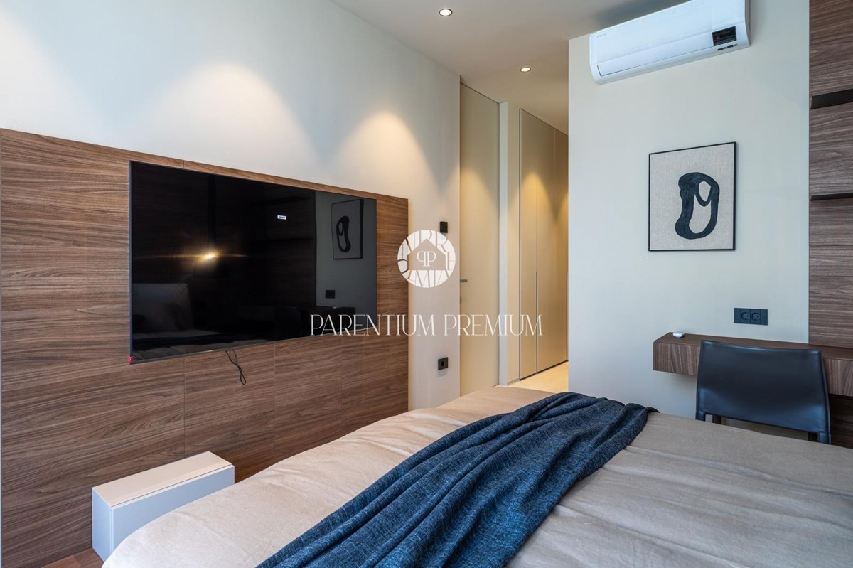 Moderna villa di lusso con piscina e vista panoramica sul mare