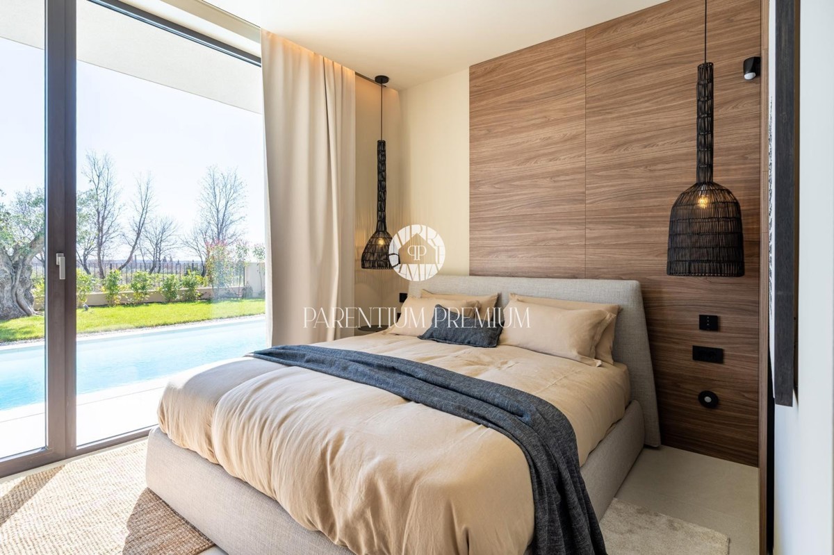 Moderna villa di lusso con piscina e vista panoramica sul mare