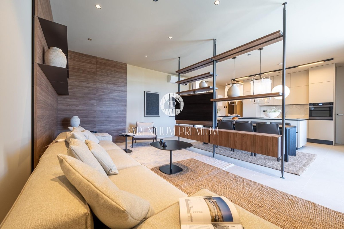 Moderna villa di lusso con piscina e vista panoramica sul mare