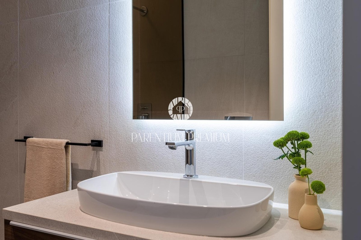 Moderna villa di lusso con piscina e vista panoramica sul mare