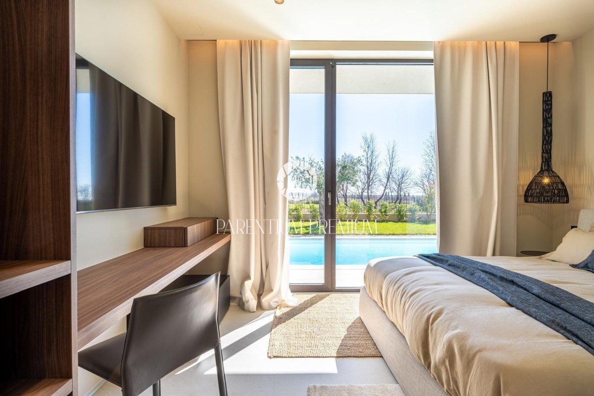 Moderna villa di lusso con piscina e vista panoramica sul mare